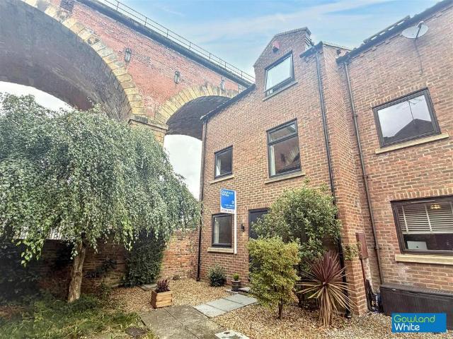 4 bedroom end of terrace house for sale