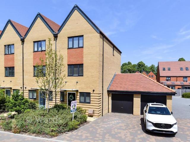 4 bedroom end of terrace house for sale