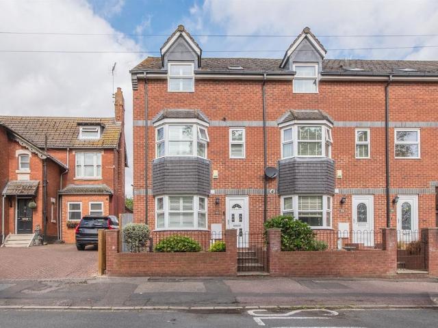 4 bedroom end of terrace house for sale