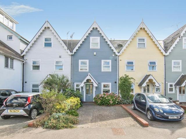 4 bedroom end of terrace house for sale