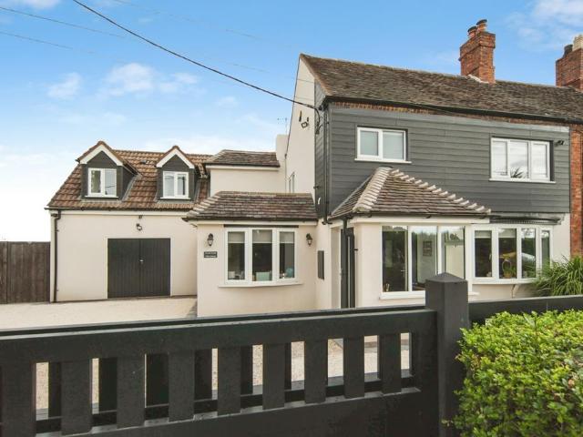 4 bedroom end of terrace house for sale