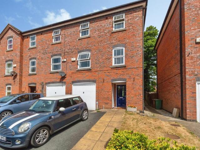 4 bedroom end of terrace house for sale