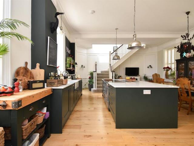 4 bedroom end of terrace house for sale