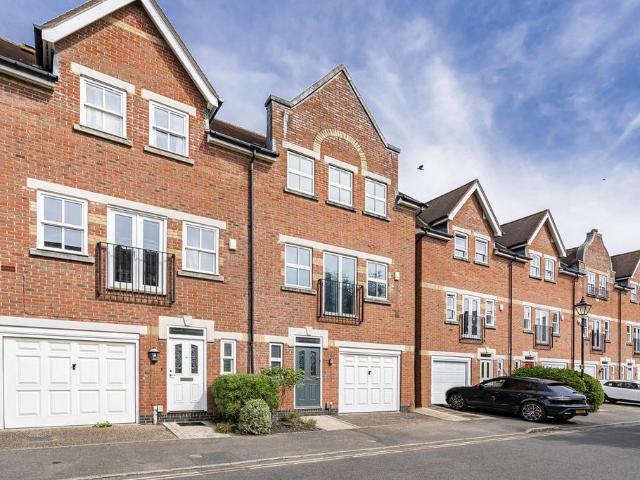 4 bedroom end of terrace house for sale