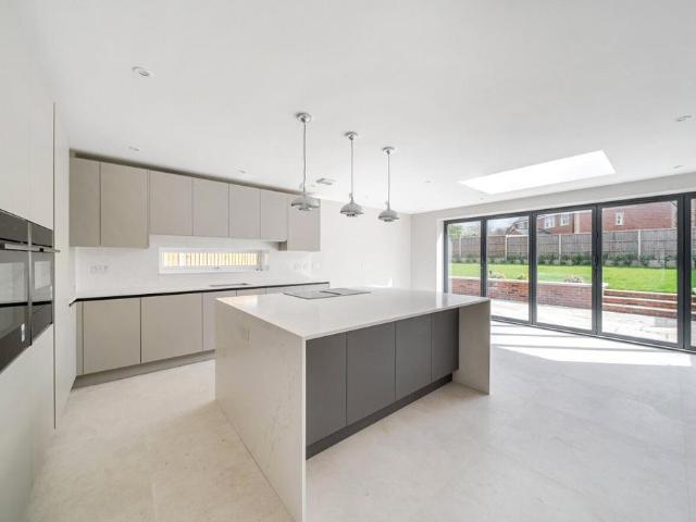 4 bedroom end of terrace house for sale