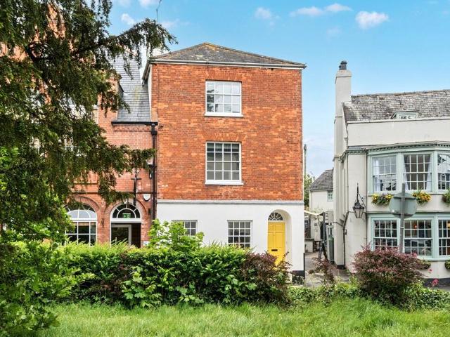 4 bedroom end of terrace house for sale