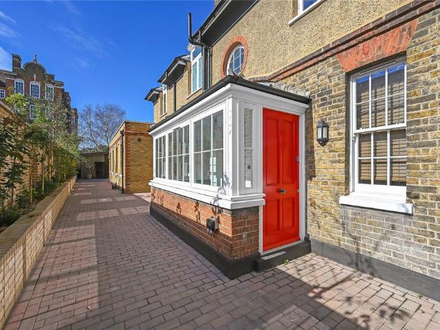 4 bedroom end of terrace house for sale