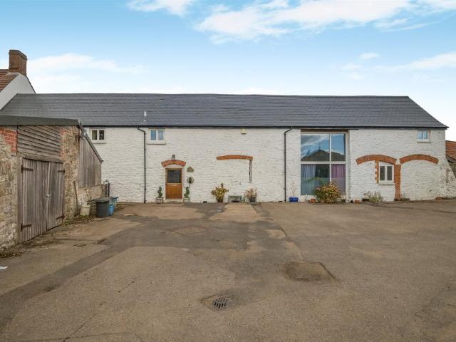 4 bedroom end of terrace house for sale