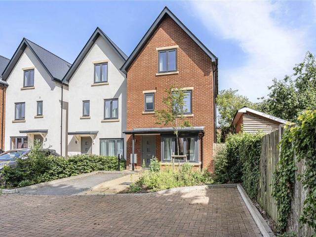 4 bedroom end of terrace house for sale