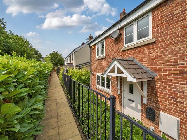 4 bedroom end of terrace house for sale