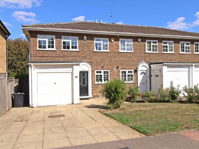 4 bedroom end of terrace house for sale