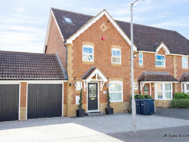 4 bedroom end of terrace house for sale