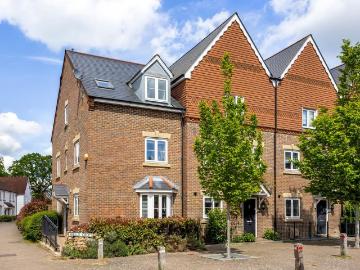 4 bedroom end of terrace house for sale