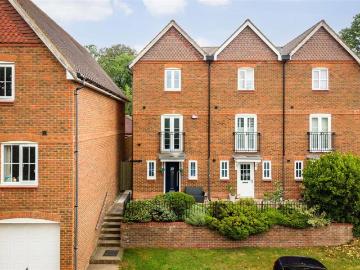 4 bedroom end of terrace house for sale