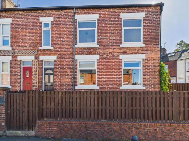 4 bedroom end of terrace house for sale