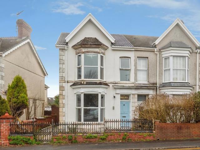 4 bedroom end of terrace house for sale