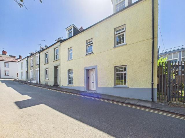 4 bedroom end of terrace house for sale