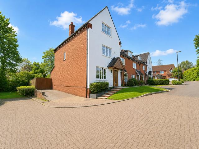 4 bedroom end of terrace house for sale