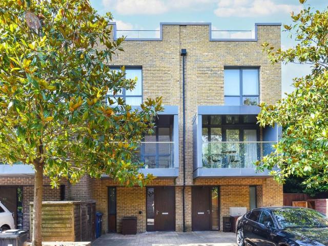 4 bedroom end of terrace house for sale