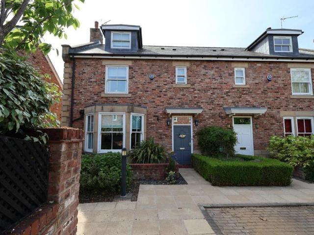4 bedroom end of terrace house for sale