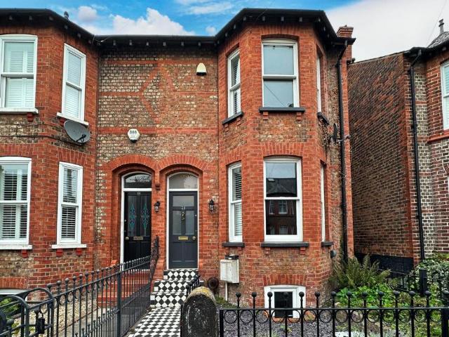 4 bedroom end of terrace house for sale