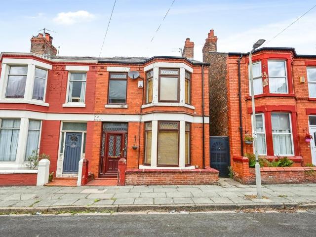 4 bedroom end of terrace house for sale