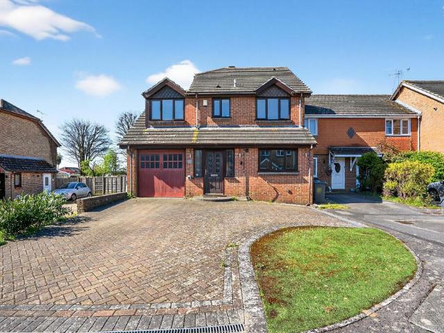 4 bedroom end of terrace house for sale