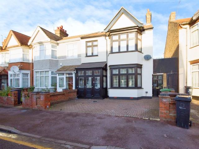 4 bedroom end of terrace house for sale