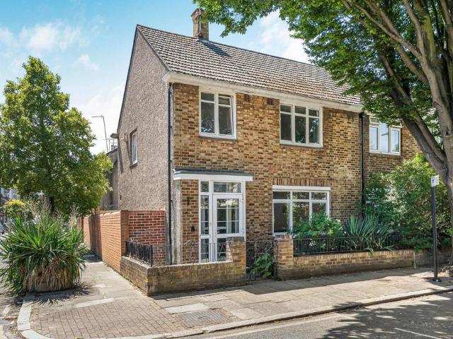 4 bedroom end of terrace house for sale