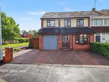 4 bedroom end of terrace house for sale