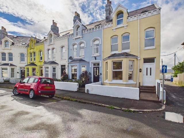 4 bedroom end of terrace house for sale