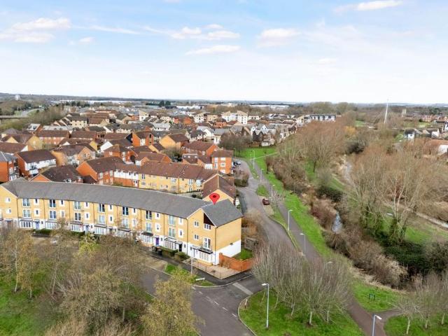 4 bedroom end of terrace house for sale
