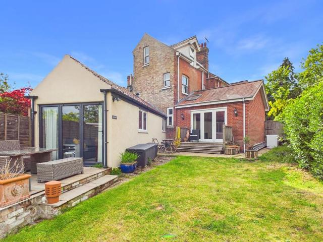 4 bedroom end of terrace house for sale