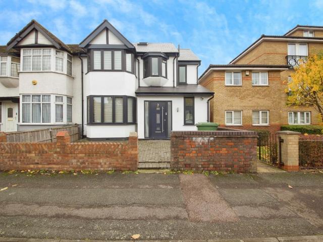 4 bedroom end of terrace house for sale