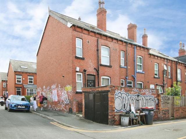 4 bedroom end of terrace house for sale