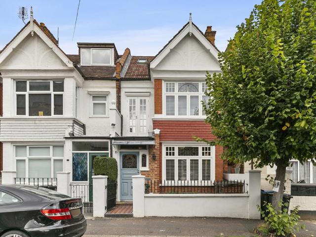 4 bedroom end of terrace house for sale