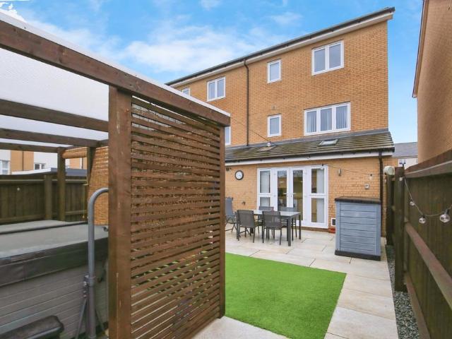 4 bedroom end of terrace house for sale