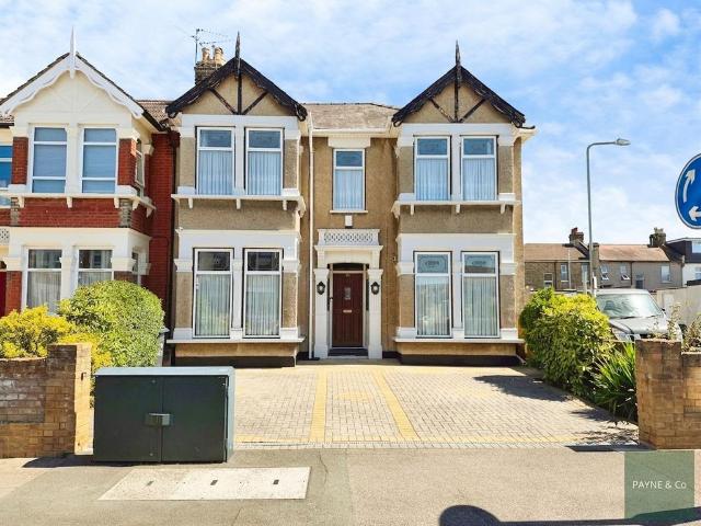 4 bedroom end of terrace house for sale