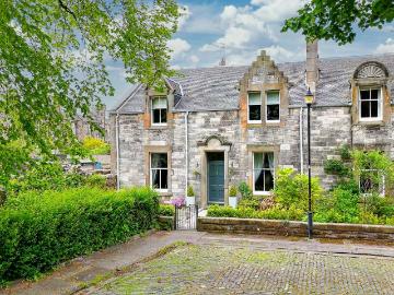 4 bedroom end of terrace house for sale