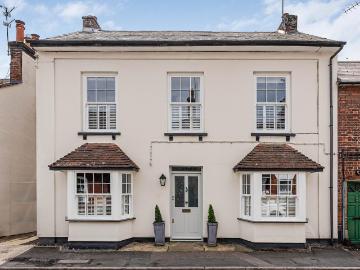 4 bedroom end of terrace house for sale