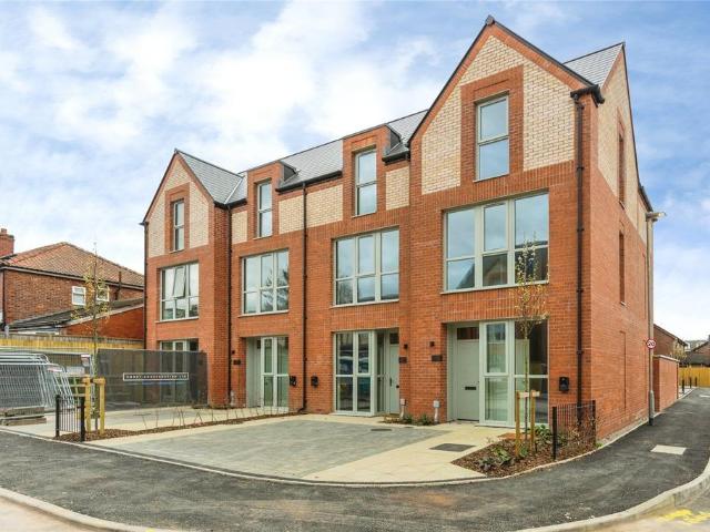 4 bedroom end of terrace house for sale
