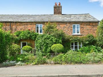 4 bedroom end of terrace house for sale
