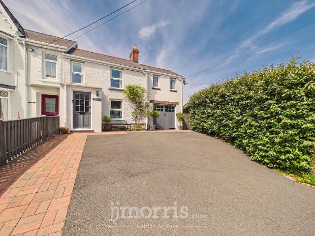 4 bedroom end of terrace house for sale