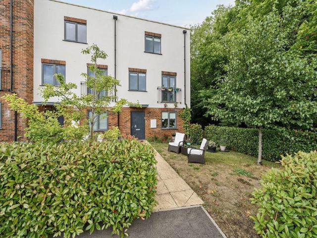 4 bedroom end of terrace house for sale