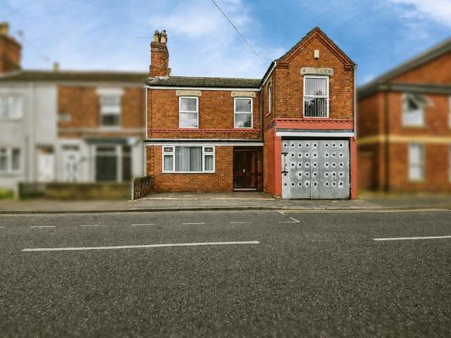 4 bedroom end of terrace house for sale