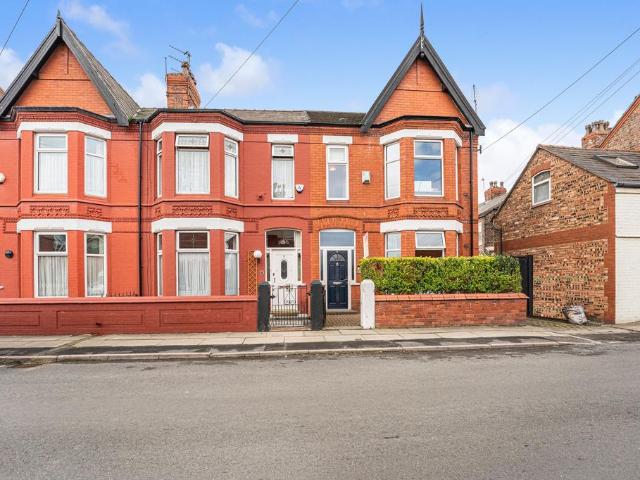 4 bedroom end of terrace house for sale