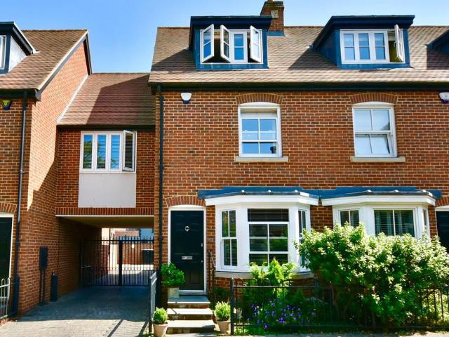 4 bedroom end of terrace house for sale