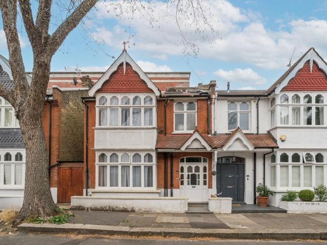 4 bedroom end of terrace house for sale