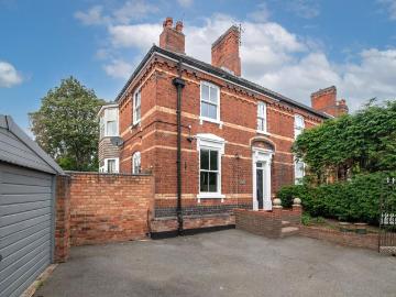 4 bedroom end of terrace house for sale