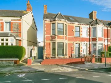 4 bedroom end of terrace house for sale